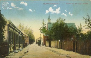 Ulica Długa z widokiem (po prawej) na kościół staroluterański (Długa 6). Ze zbiorów Wojciecha Szkudlarskiego.
