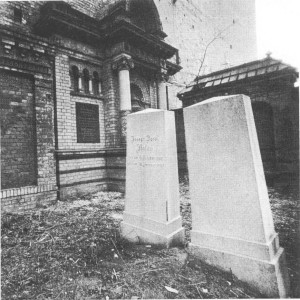 Erbbegräbnis Flatau mit Gedenkstein (rechts) - Foto: Joachim Donath (O-1071 Berlin)