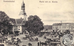 Der ehemalige "Alte Markt" mit Kirche und davor abgestellten Fuhrwerken - AK aus Sammlung des Wojtek Szkudlarski