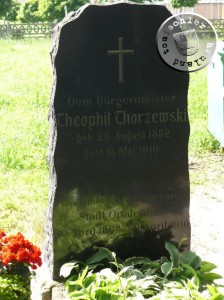 Dem Bürgermeister Theophil Thorzewski geb. 22. Aug 1852, gest. 15. Mai 1910 - Gedenkstein auf dem Friedhof von Opalenica - Eigenaufn. 2013 PM