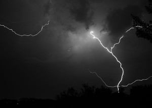 Blitze am Himmel - Bild: http://commons.wikimedia.org/wiki/File:Longhorndave_-_Lightning_%28by%29.jpg?uselang=de
