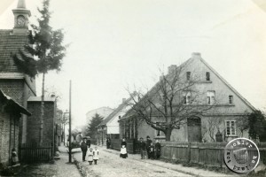 ok. 1895. Po prawej pastorówka (Długa 7), po lewej kościół staroluterański (Długa 6) ,  Ze zbiorów Dietera Maennela. 
