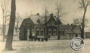 Das Haus der Familie Goldmann am ehemaligen Neuen Markt mit der mit einem eisernen Gitterzaun versehenen Einfahrt / ca. erbaut 1902 - Photo: Privatbesitz der Familie Goldmann