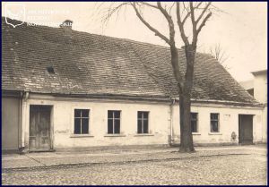 Das Haus der "alten" Hausno. 44 (rechts), es ist 1937 der neu angelegten Straße gewichen / Foto: http://mojemiasto.oledry.pl/