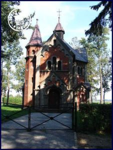 Die seitens der Fam. Pflug im Jahr 1901 eingeweihte ehem. evangelische Kapelle - Bild: http://cmentarze.oledry.pl/galeria.php?katalog=1202
