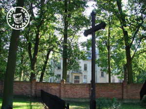 Blick auf das ehemalige Schloss, heute ist in diesem ein Versuchsbetrieb der Naturwissenschaftlichen Universität Poznan untergebracht - Bild: http://cmentarze.oledry.pl/galeria.php?katalog=1202