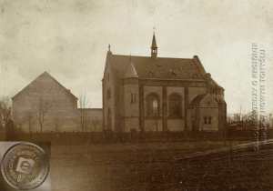 Piłsudskiego 33. Kaplica katolicka z 1896, późniejszy kościół pw. NMPNP Zdjęcie wykonano ok. 1904. Ze zbiorów Miejskiej i Powiatowej Biblioteki Publicznej.