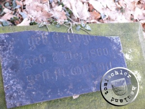 Bruchstück der Grabplatte geb. Grieger auf dem Friedhof Boruy / Aufnahme Przemek Mierzejewski