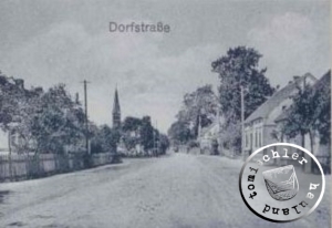 Die Dorfstrasse, im Hintergrund das Kirchengebäude / Postkartenausschnitt