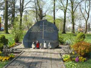 Aufnahme des Gedenksteines, links im Bild erkennbar ein Teil der heutigen Bebauung / Aufn. PM